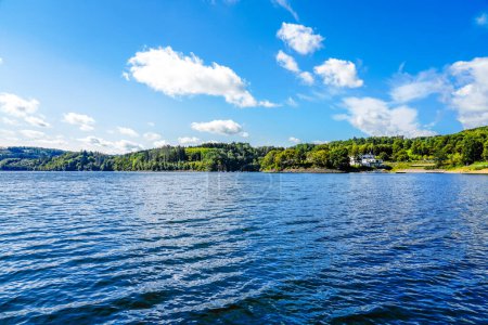 Téléchargez les photos : Vue du Biggesee près d'Attendorn dans le quartier Olpe avec la nature environnante. Paysage au bord du lac dans le Sauerland. Barrage Bigge. - en image libre de droit