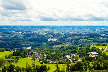 Blick vom Unnenbergturm auf die umliegende Landschaft. Aussichtsturm auf dem Unnenberg im Bergischen Land. Natur mit Wäldern.