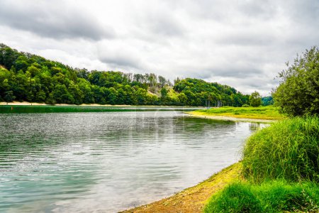 Téléchargez les photos : Vue sur le Genkel et la nature environnante. Paysage au bord de la rivière près de Meinerzhagen. Tributaire de l'Agger. - en image libre de droit