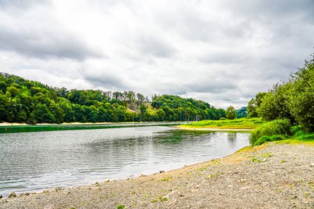 Foto de Vista del Genkel y la naturaleza circundante. Paisaje junto al río cerca de Meinerzhagen. Tributario del Agger. - Imagen libre de derechos