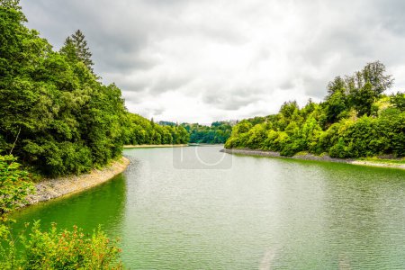 Téléchargez les photos : Paysage au barrage-réservoir d'Aggersee. Nature au bord du lac en Rhénanie du Nord-Westphalie. Barrage Agger - en image libre de droit