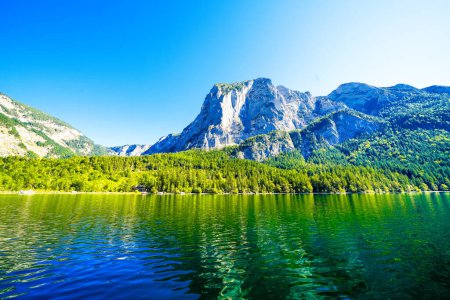 Foto de Paisaje en el lago Altaussee en el Salzkammergut en Austria. Naturaleza idílica junto al lago en Estiria. Altaussee en Totes Gebirge con vistas a las montañas circundantes. - Imagen libre de derechos