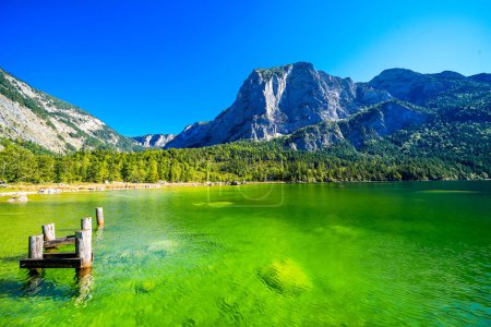 Foto de Paisaje en el lago Altaussee en el Salzkammergut en Austria. Naturaleza idílica junto al lago en Estiria. Altaussee en Totes Gebirge con vistas a las montañas circundantes. - Imagen libre de derechos