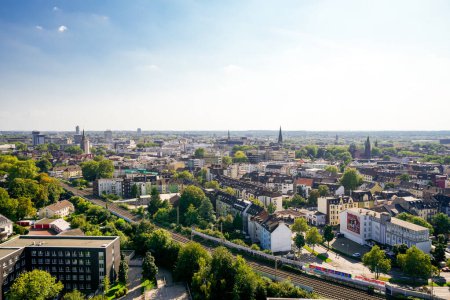 Blick auf die Stadt Bochum mit der umliegenden Landschaft im Ruhrgebiet.