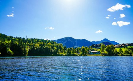 Vue sur le Grundlsee et le paysage environnant. Nature idyllique au bord du lac en Styrie en Autriche. Lac de montagne aux Totes Gebirge dans le Salzkammergut.