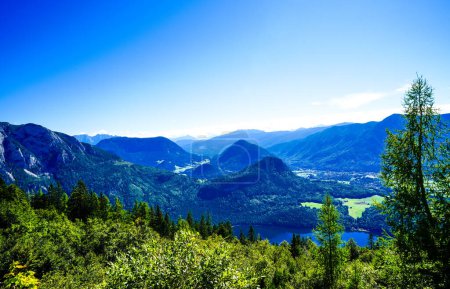 Foto de Vista del paisaje circundante en el Loseralm cerca de Altaussee en el Salzkammergut en Austria. Naturaleza con vistas panorámicas de las montañas en el Loser Alm en Estiria. - Imagen libre de derechos