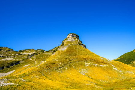 Foto de Vista del paisaje circundante en el Loseralm cerca de Altaussee en el Salzkammergut en Austria. Naturaleza con vistas panorámicas de las montañas en el Loser Alm en Estiria. - Imagen libre de derechos