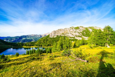 Naturaleza en la meseta alta del Tauplitzalm. Vista del paisaje en el Toten Gebirge en Estiria. Entorno idílico con montañas y naturaleza verde en el Tauplitz en Austria.