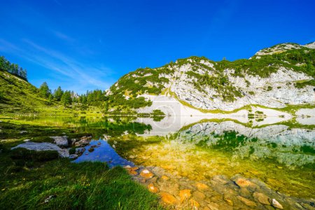 Schwarzensee en la meseta alta del Tauplitzalm. Vista del lago en el Totes Gebirge en Estiria. Paisaje idílico con montañas y un lago en el Tauplitz en Austria.