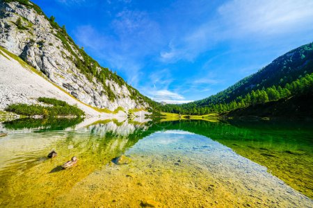 Foto de Schwarzensee en la meseta alta del Tauplitzalm. Vista del lago en el Totes Gebirge en Estiria. Paisaje idílico con montañas y un lago en el Tauplitz en Austria. - Imagen libre de derechos