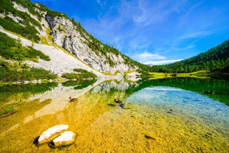 Schwarzensee sur le haut plateau du Tauplitzalm. Vue sur le lac aux Totes Gebirge en Styrie. Paysage idyllique avec montagnes et lac sur le Tauplitz en Autriche.