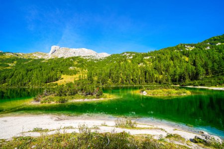 Steirersee sur le haut plateau du Tauplitzalm. Vue sur le lac aux Totes Gebirge en Styrie. Paysage idyllique avec montagnes et lac sur le Tauplitz en Autriche.