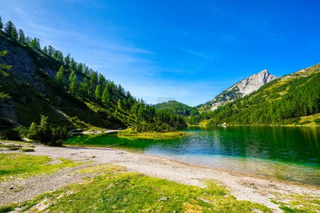 Steirersee sur le haut plateau du Tauplitzalm. Vue sur le lac aux Totes Gebirge en Styrie. Paysage idyllique avec montagnes et lac sur le Tauplitz en Autriche.