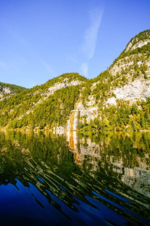 Téléchargez les photos : Vue sur le lac Toplitz et le paysage environnant. Nature idyllique au bord du lac en Styrie en Autriche. Lac de montagne aux Montagnes Mortes dans le Salzkammergut. - en image libre de droit