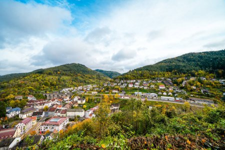 Vue de la ville de Hornberg dans la Forêt Noire. Ville de Bade-Wrttemberg avec la nature verdoyante environnante avec forêts et montagnes.