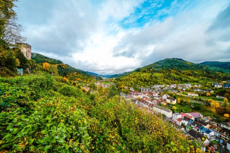 Vue de la ville de Hornberg dans la Forêt Noire. Ville de Bade-Wrttemberg avec la nature verdoyante environnante avec forêts et montagnes.