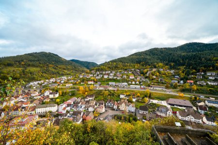 Vue sur la ville de Hornberg et la nature environnante depuis le château de Hornberg. Paysage avec une ville dans la Forêt Noire.