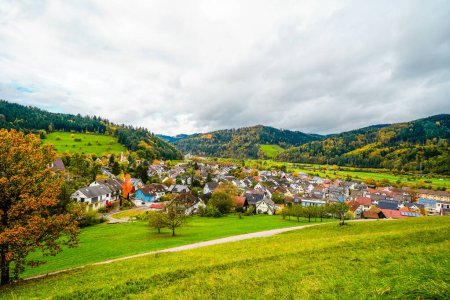 Blick auf die Stadt Hausach von der Burg Husen bei Hausach. Landschaft mit einem Dorf im Schwarzwald im Kinzigtal.