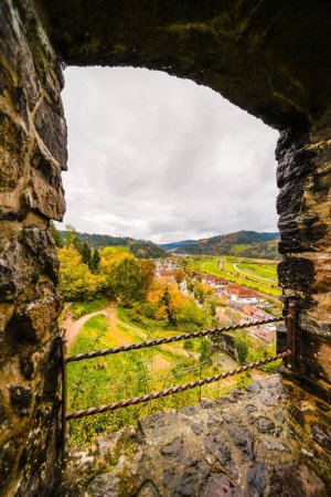 Vista de la ciudad de Hausach desde el castillo de Husen cerca de Hausach. Paisaje con un pueblo en la Selva Negra en el valle de Kinzig.