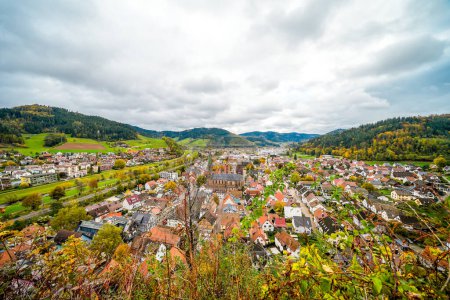Blick auf die Stadt Hausach von der Burg Husen bei Hausach. Landschaft mit einem Dorf im Schwarzwald im Kinzigtal.