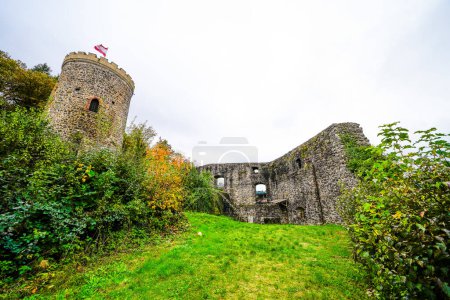 Vue du château Husen près de Hausach. Vieux château en ruines dans la Forêt Noire dans la vallée de Kinzig.