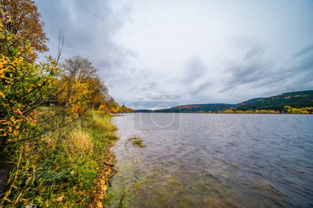Blick auf den Schluchsee im Schwarzwald mit der umliegenden Landschaft. Natur am See im Herbst.