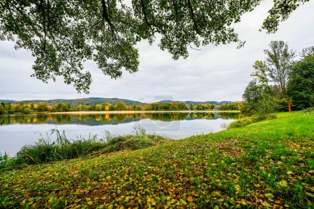 Landschaft am Wiesensee bei Hemsbach. Natur am See im Herbst.