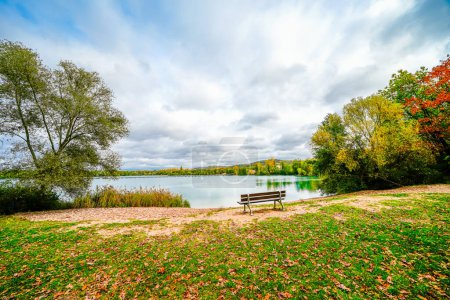 Téléchargez les photos : Baggersee Weingarten près de Karlsruhe avec la nature environnante. Paysage d'automne au bord du lac. - en image libre de droit