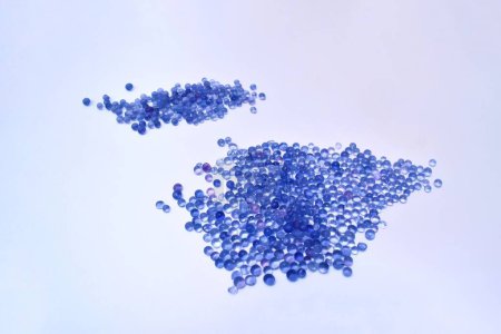 Foto de Blue silica gel ,moisture adsorbing, isolated on white background - Imagen libre de derechos
