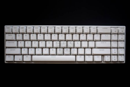 Téléchargez les photos : Close up white mechanical keyboard isolated on dark black background - en image libre de droit