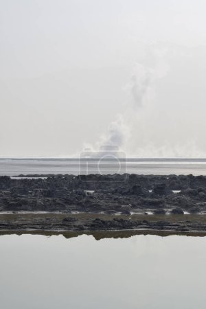 Téléchargez les photos : Panorama of the Sidoarjo mud or Lapindo mud is a hot mud eruption event, Sidoarjo in East Java, Indonesia that has been in eruption since May 2006. - en image libre de droit