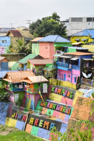 Foto de Malang, 07 Desember 2022 - View of Colorful Jodipan village (Kampung Warna Warni Jodipan) in Malang, East Java, Indonesia - Imagen libre de derechos