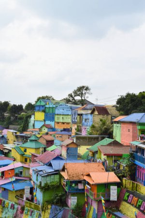 Foto de Malang, 07 Desember 2022 - View of Colorful Jodipan village (Kampung Warna Warni Jodipan) in Malang, East Java, Indonesia - Imagen libre de derechos
