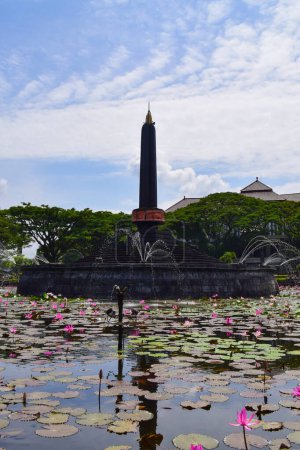 Téléchargez les photos : View of Malang Tugu Square with beautiful garden Lotus Flower park is located in front of City Hall (Balai Kota Malang). - en image libre de droit