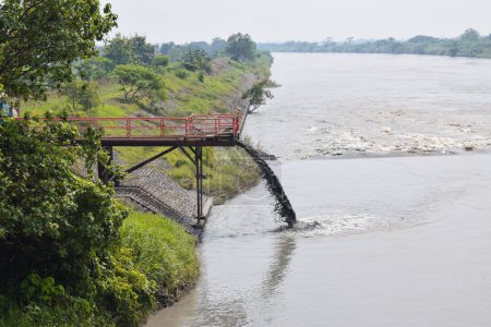 Téléchargez les photos : Disposal of Lapindo mud water into the Porong river, East Java - en image libre de droit