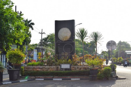 Téléchargez les photos : Pasuruan - October 31, 2022 : Bangil City Adipura Monument in the middle of the city - en image libre de droit