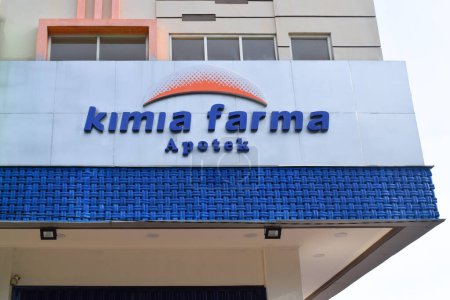 Foto de Pasuruan - October 30, 2022 : Kimia Farma apotek Indonesian pharmacy company. Logo company in Indonesia. - Imagen libre de derechos