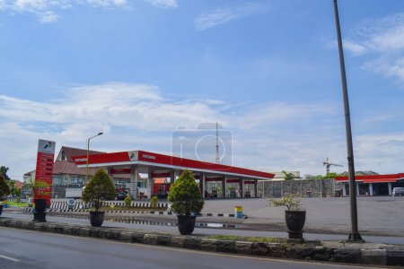 Foto de Pasuruan, 26 October 2022 - Pertamina refueling station building, gas station in the morning. PERTAMINA, largest producer and exporter of Liquefied Natural Gas (LNG). - Imagen libre de derechos