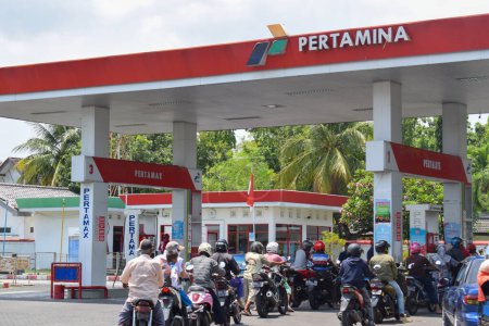 Foto de Pasuruan, 31 October 2022 - Pertamina refueling station building, gas station in the morning. PERTAMINA, largest producer and exporter of Liquefied Natural Gas (LNG). - Imagen libre de derechos