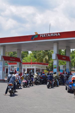 Foto de Pasuruan, 31 October 2022 - Pertamina refueling station building, gas station in the morning. PERTAMINA, largest producer and exporter of Liquefied Natural Gas (LNG). - Imagen libre de derechos