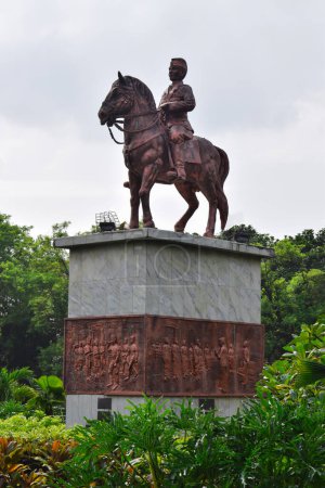 Foto de Malang, 07 Desember 2022 - Statue of General Sudirman Riding a Horse is located in Malang City East Java, Indonesia, Asia - Imagen libre de derechos