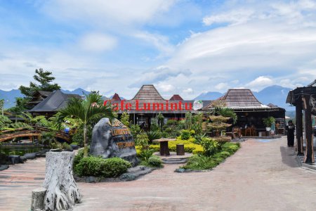 Foto de Malang, 24 Desember 2022 - Tourist location for a restaurant in the middle of a rice field in the Pujon Kidul area. - Imagen libre de derechos