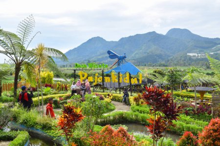 Foto de Malang, 24 Desember 2022 - Tourist location for a restaurant in the middle of a rice field in the Pujon Kidul area. - Imagen libre de derechos