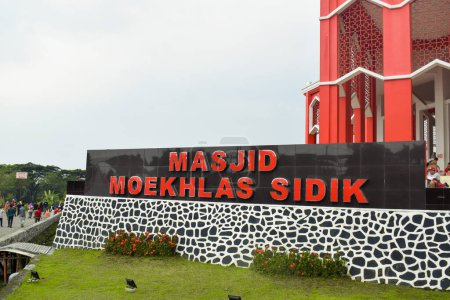 Foto de Pandaan, 15 January 2023 - Moekhlas Sidik Mosque, because it is red, it is also called the Red Mosque. Located near Taman Dayu Pandaan - Imagen libre de derechos