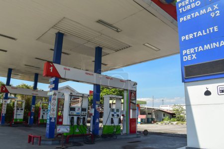 Foto de Pasuruan, 12 January 2023 - Pertamina gas stations are no longer in use. Pertamina refueling station building. PERTAMINA, largest producer and exporter of Liquefied Natural Gas (LNG). - Imagen libre de derechos