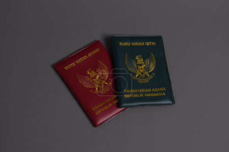 Téléchargez les photos : Livre de mariage, mari et femme, Ministère de la religion de la République d'Indonésie isolé sur fond gris - en image libre de droit