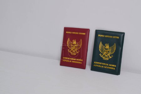 Ehebuch, Mann und Frau, Ministerium für Religion der Republik Indonesien isoliert auf weißem Hintergrund