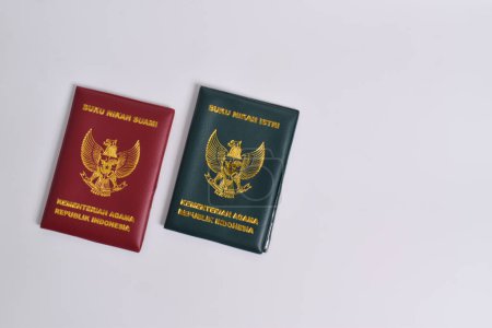 Téléchargez les photos : Livre de mariage, mari et femme, Ministère de la religion de la République d'Indonésie isolé sur fond blanc - en image libre de droit