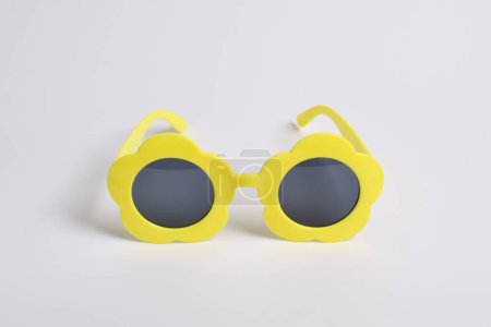 Foto de Gafas de fiesta o de cumpleaños en forma de girasoles amarillos sobre fondo blanco - Imagen libre de derechos