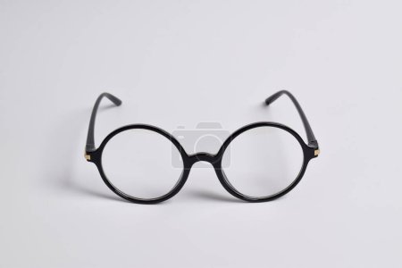 Foto de Elegantes gafas con monturas negras redondas aisladas sobre fondo blanco. gafas anti-UV - Imagen libre de derechos